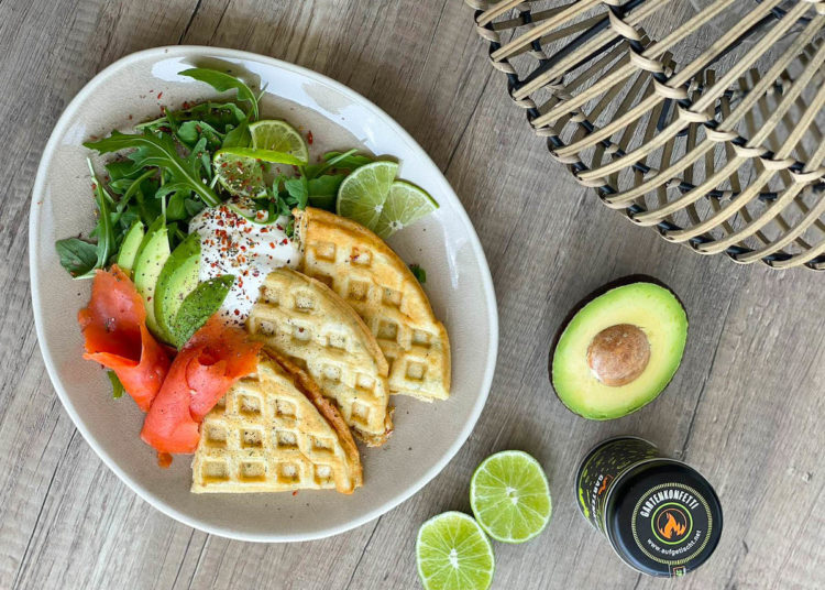 Kräuterwaffeln mit Wildlachs &amp; Avocado - Aufgetischt.net