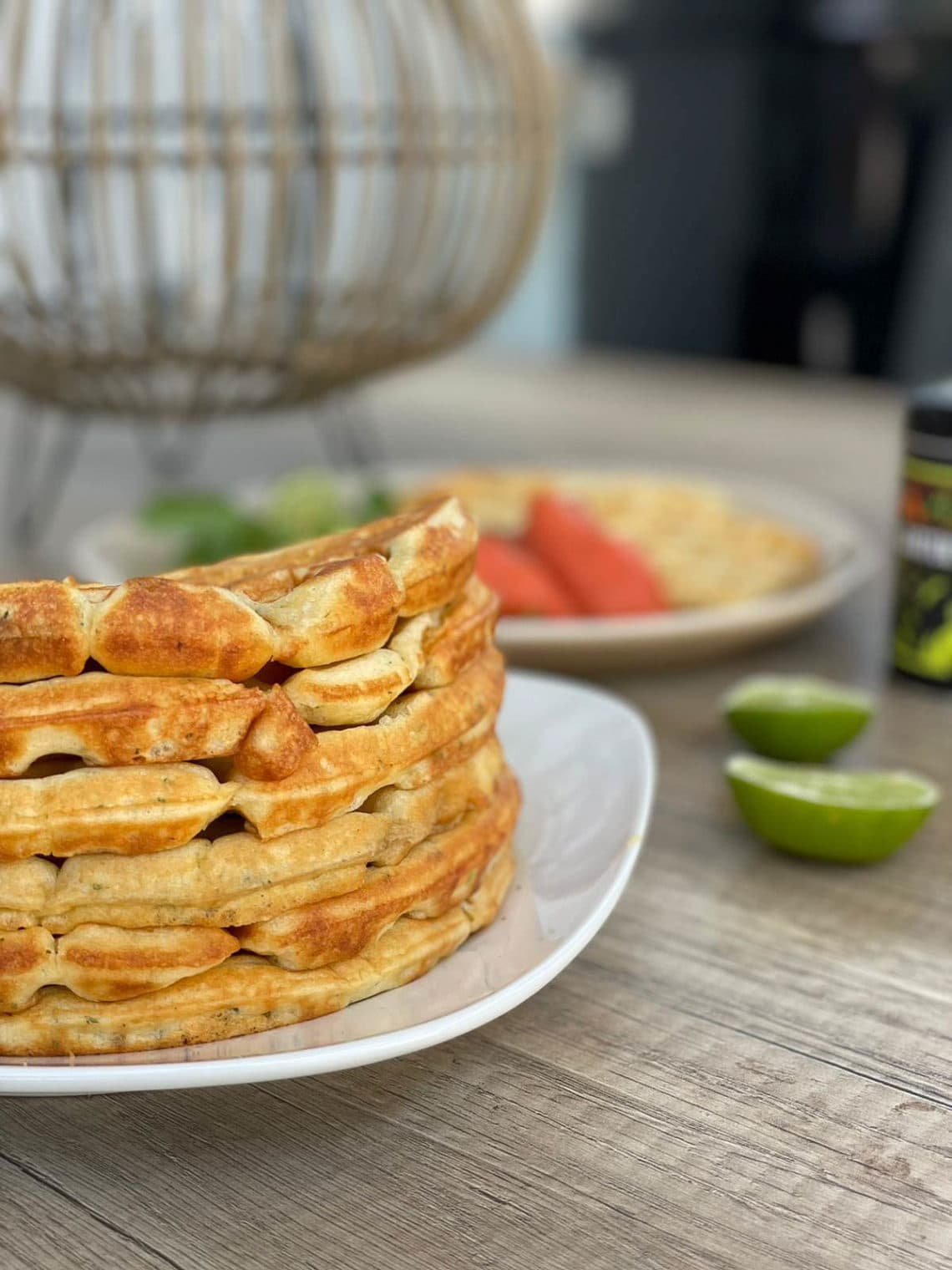 Kräuterwaffeln mit Wildlachs &amp; Avocado - Aufgetischt.net