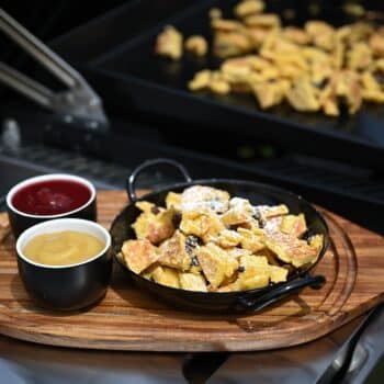 Saftiger Kaiserschmarren von der Plancha