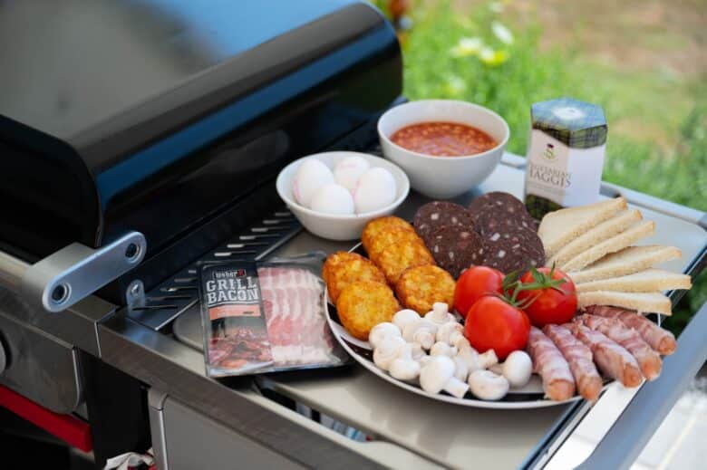 Zutatenübersich für ein Full Scottish Breakfast vom Grill