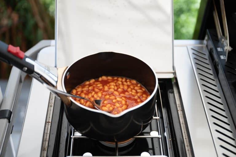 Baked Beans in der Zubereitung am Seitenkocher des Weber SLATE Planchagrills