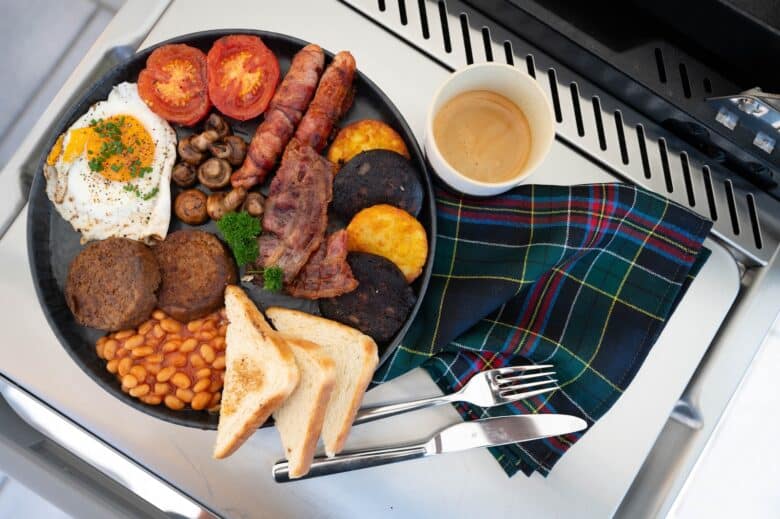 Frisch zubereitetes Scottish Breakfast auf dem Weber SLATE Planchagrill. 💙