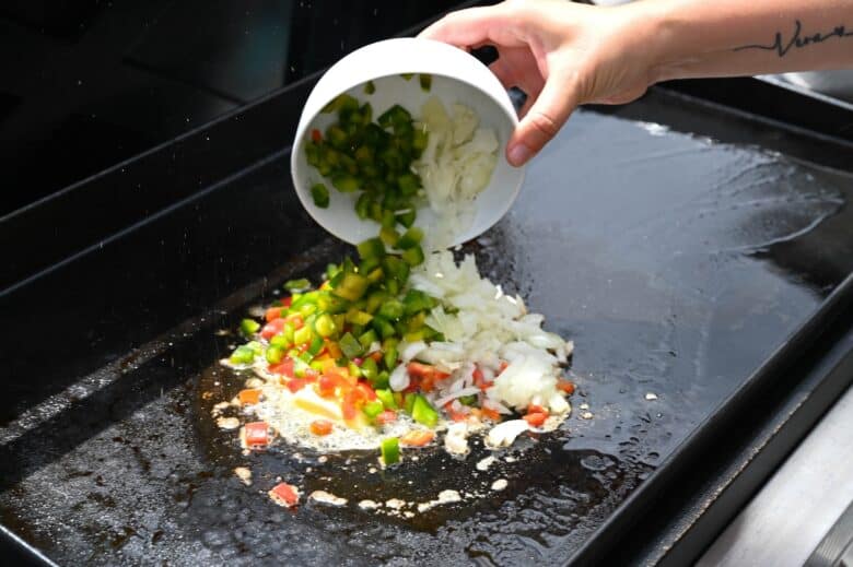 Zubereitung des Sloppy Joe Burger auf dem Weber SLATE Planchagrill