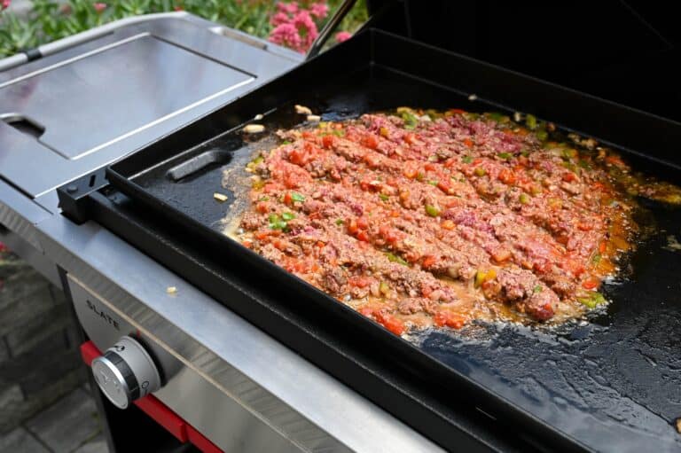 Die Sloppy Joe Burger Füllung direkt auf der Plancha zubereiten