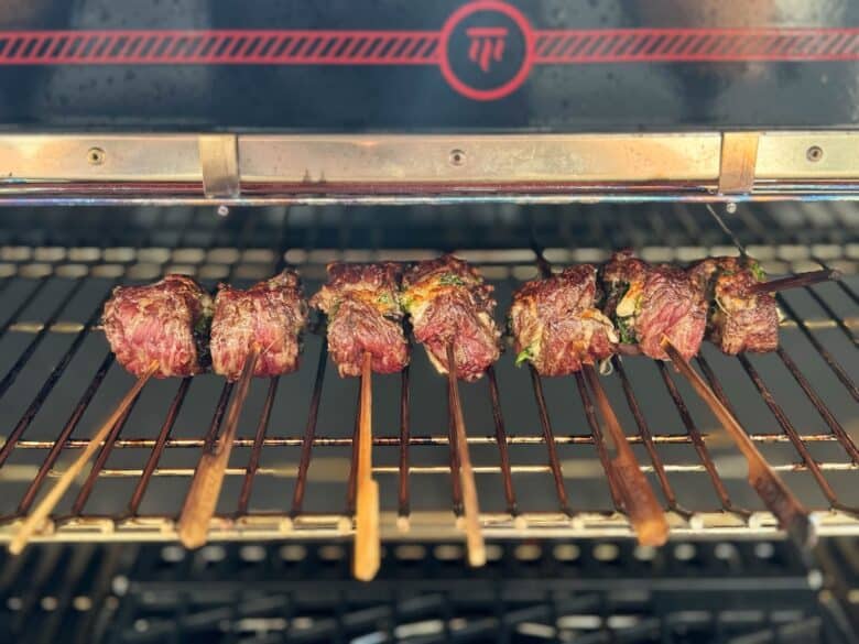 Kurze Intensivhitze durch die Oberhitze Sear Zone 🔥 für die Flank Steak PInwheels